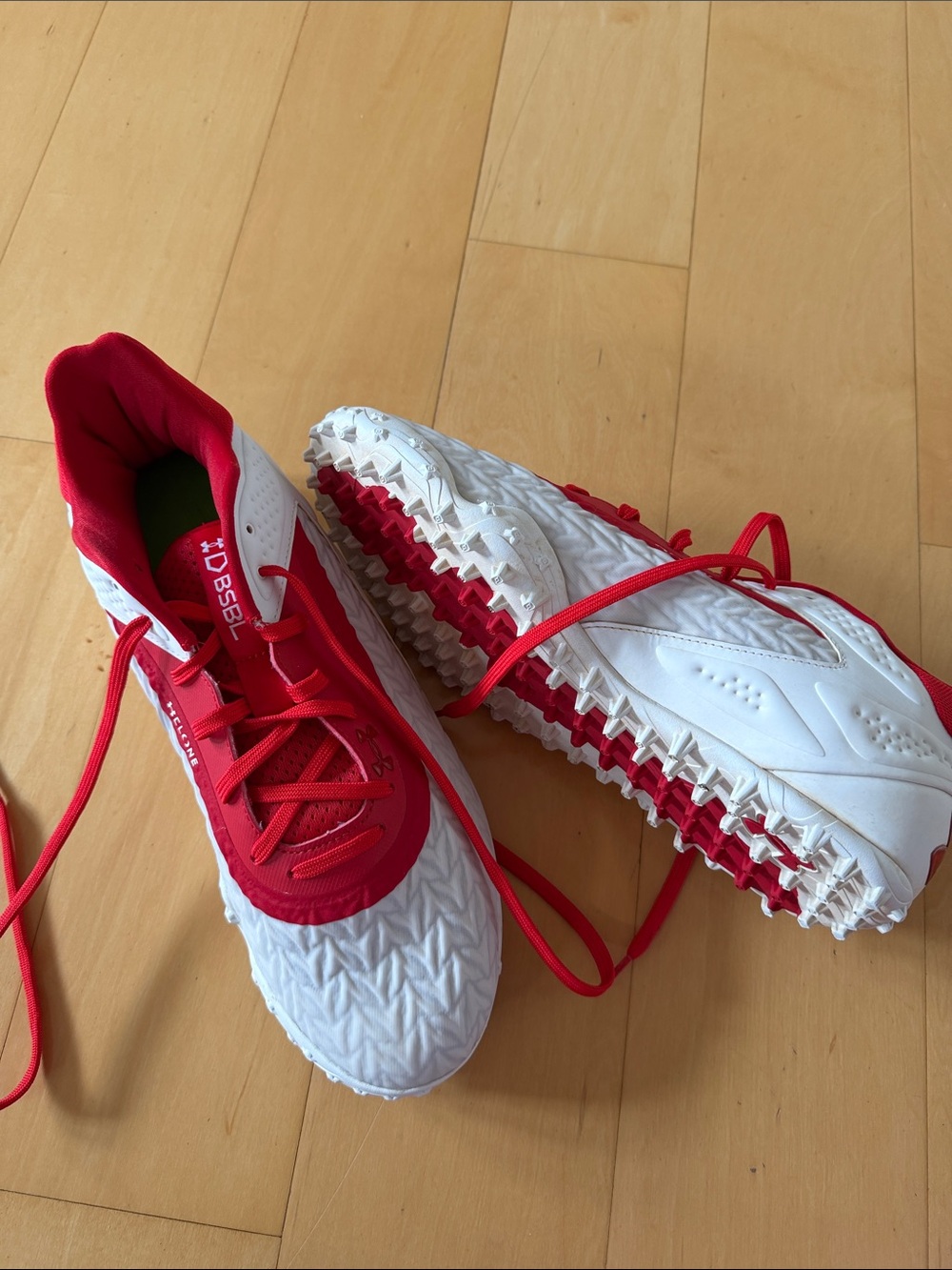 Under Armour men’s White and Red baseball/softball cleats size 11.5